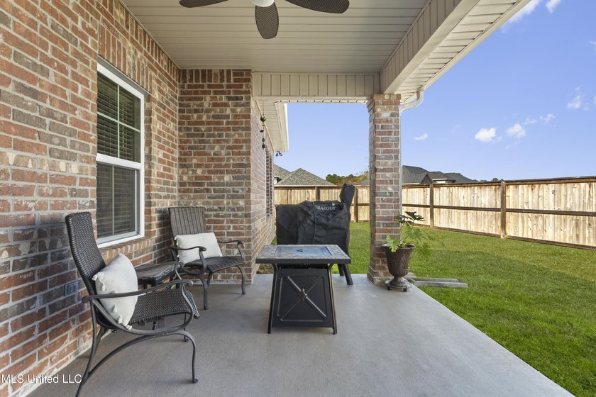 Motivated Sellers! Beautiful home loaded with upgrades in a - photo 37
