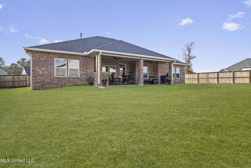 Motivated Sellers! Beautiful home loaded with upgrades in a - photo 40