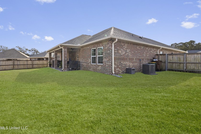 Motivated Sellers! Beautiful home loaded with upgrades in a - photo 41