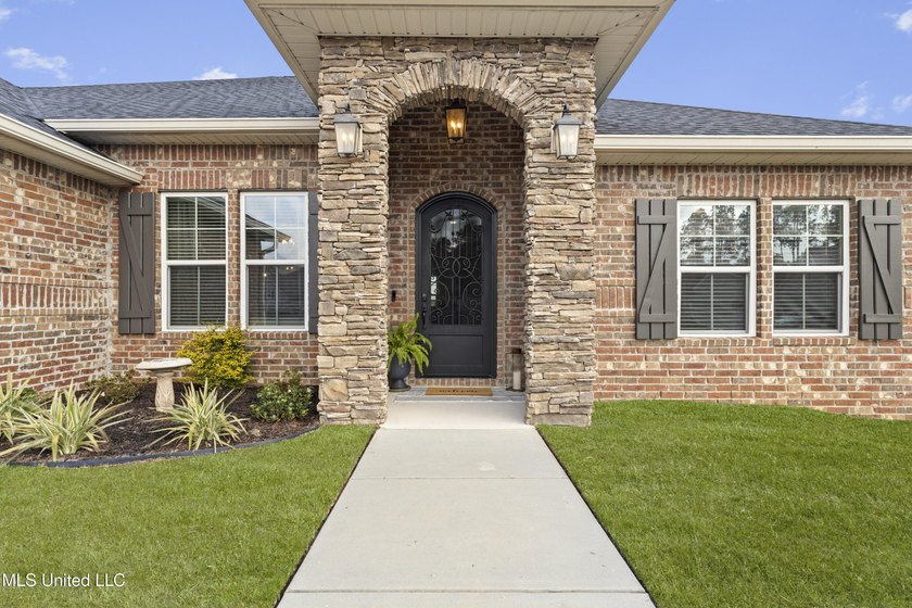 Motivated Sellers! Beautiful home loaded with upgrades in a - photo 43