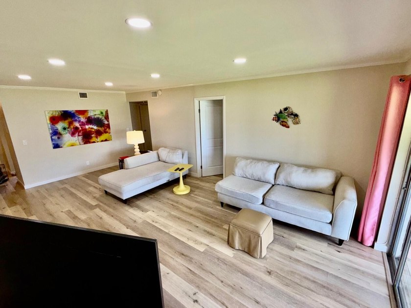 Beautifully renovated 2nd story lake front condominium in a - photo 18