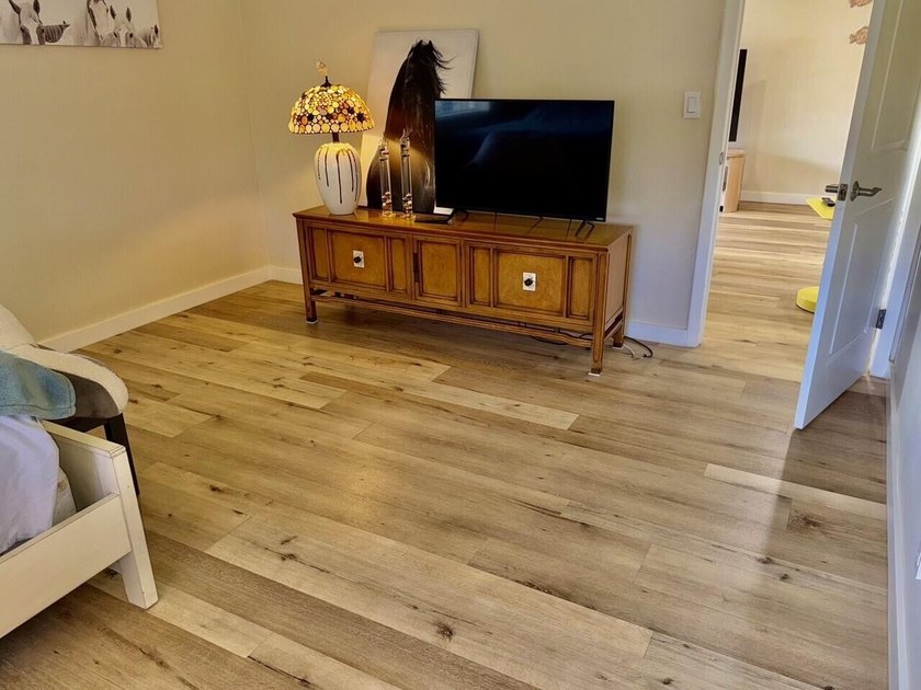 Beautifully renovated 2nd story lake front condominium in a - photo 21