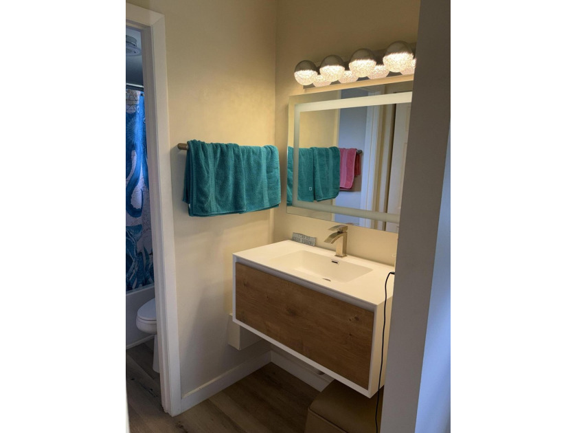 Beautifully renovated 2nd story lake front condominium in a - photo 26