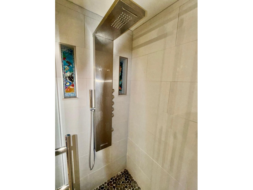 Beautifully renovated 2nd story lake front condominium in a - photo 30