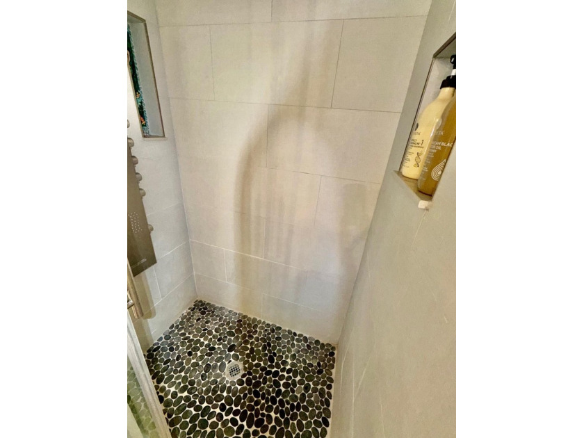 Beautifully renovated 2nd story lake front condominium in a - photo 31
