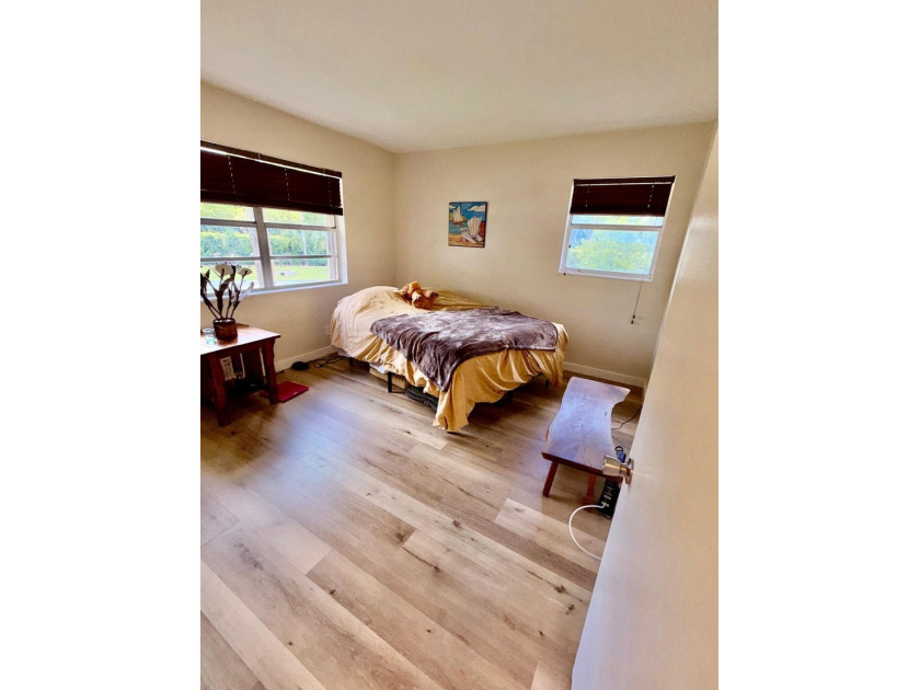 Beautifully renovated 2nd story lake front condominium in a - photo 32