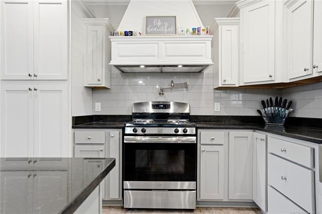 VA-approved and just 2 miles from Lake Tenkiller! This spacious - photo 34