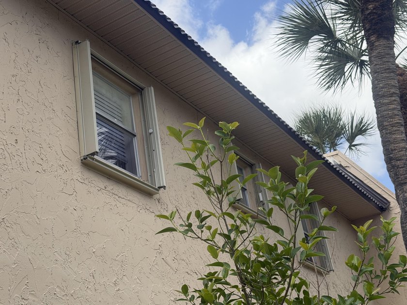 Beautifully renovated 2nd story lake front condominium in a - photo 36