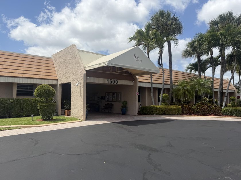Beautifully renovated 2nd story lake front condominium in a - photo 39