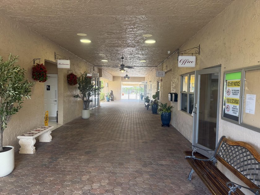 Beautifully renovated 2nd story lake front condominium in a - photo 40