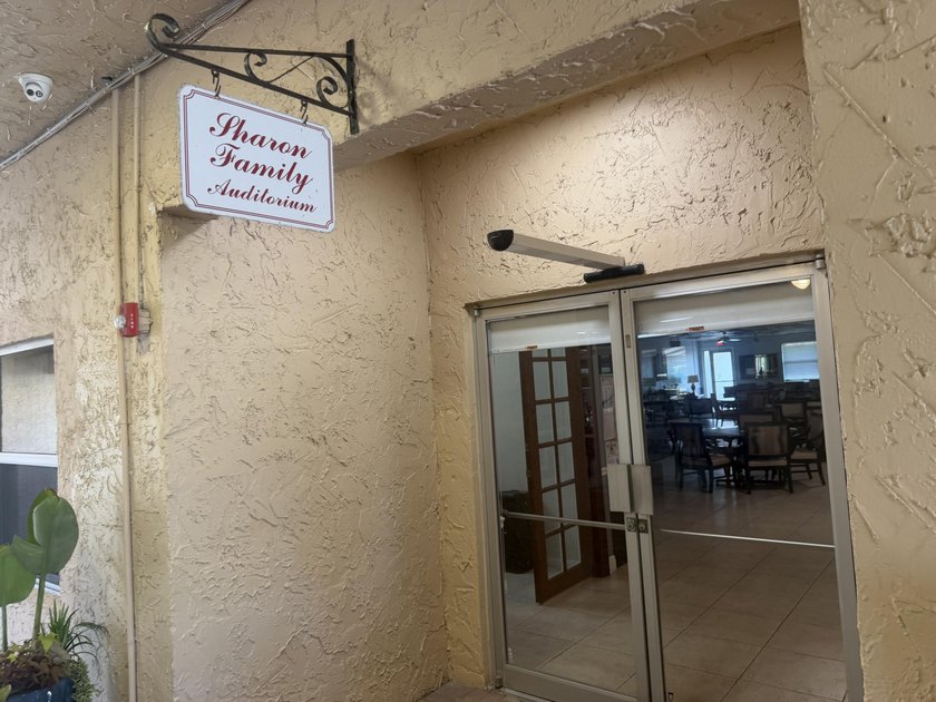 Beautifully renovated 2nd story lake front condominium in a - photo 41