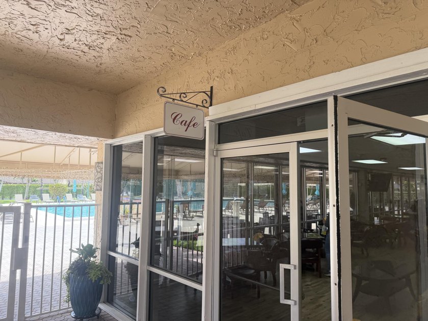 Beautifully renovated 2nd story lake front condominium in a - photo 44