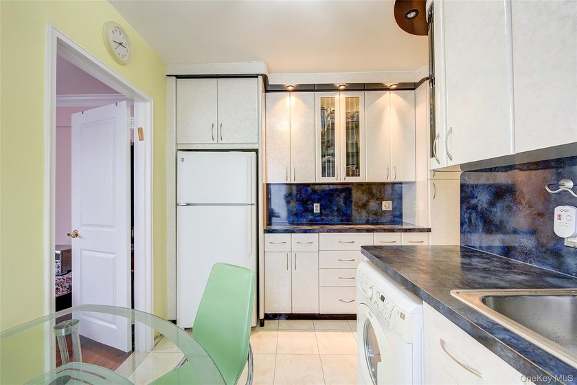 Large 2 bedroom/Jr.4 in move in condition-lots of windows-bright - photo 12