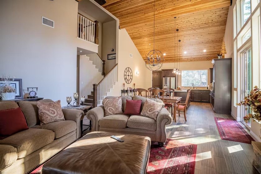 This beautifully maintained mountain retreat offers the perfect - photo 3