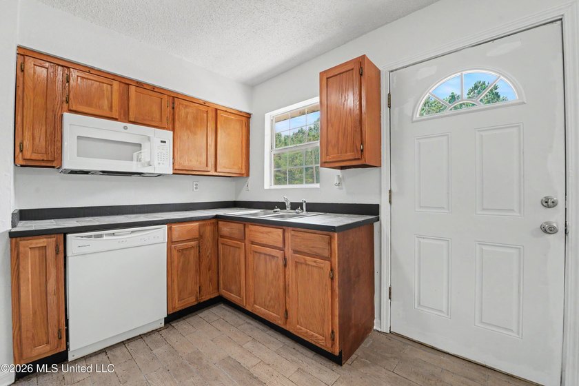 This cozy retreat home is in Bayou La Croix Estates, Bay St - photo 5