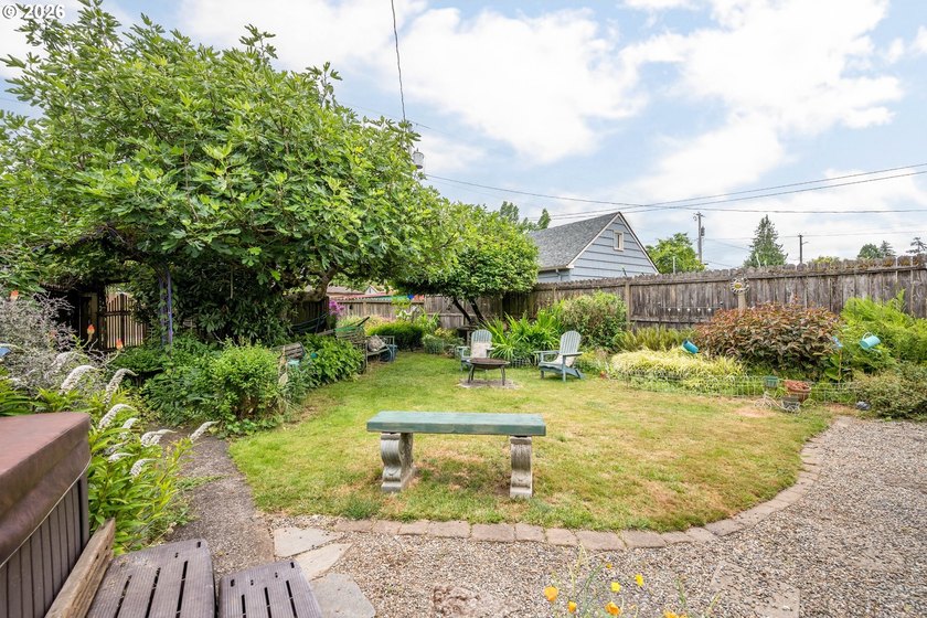 Well cared for, eclectic and genuinely hard to compare to - photo 16