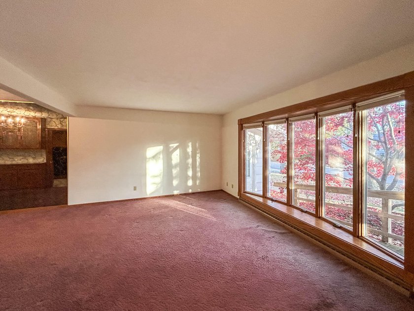 spacious contemporary one-owner estate in the heart of Paddock - photo 9