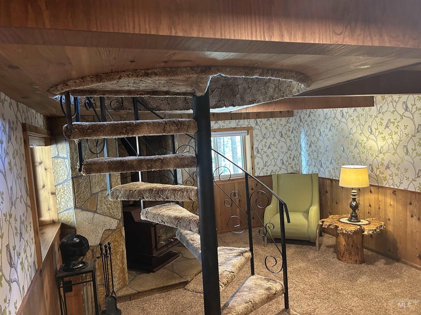 Escape to this turnkey log cabin tucked away at the end of a - photo 18