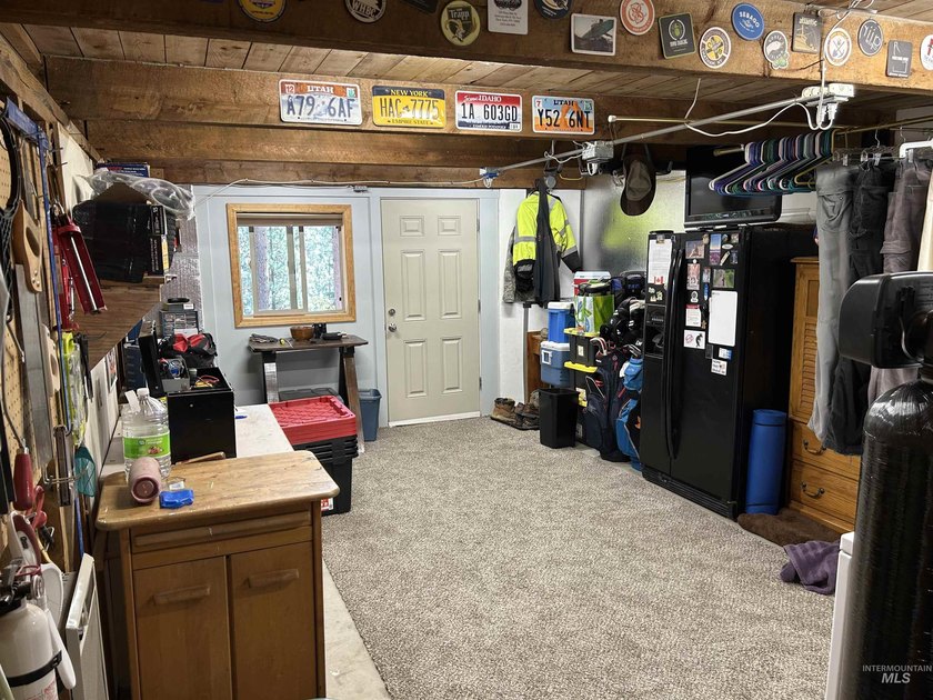Escape to this turnkey log cabin tucked away at the end of a - photo 23
