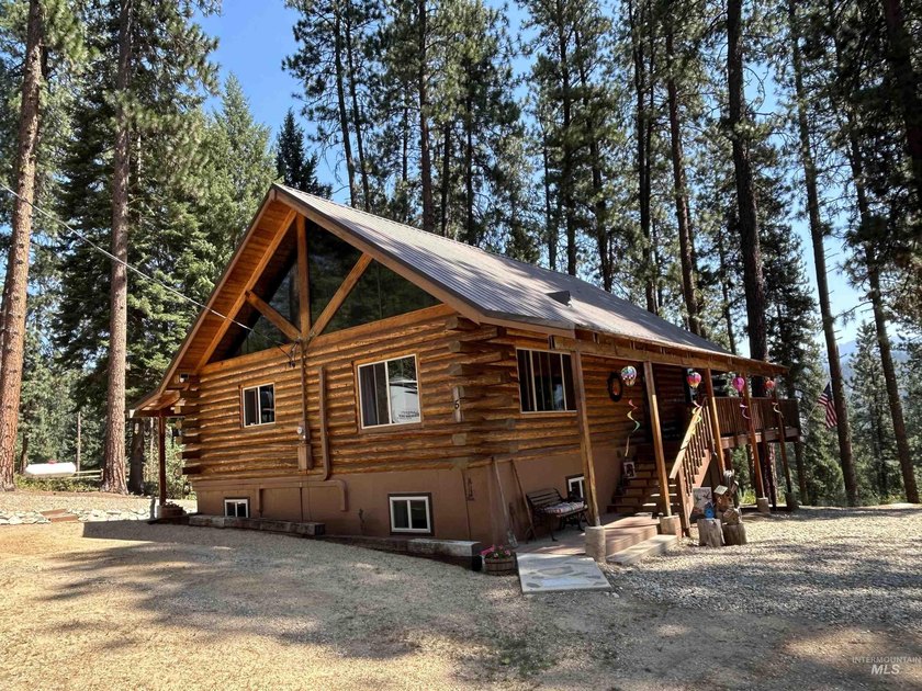 Escape to this turnkey log cabin tucked away at the end of a - photo 27