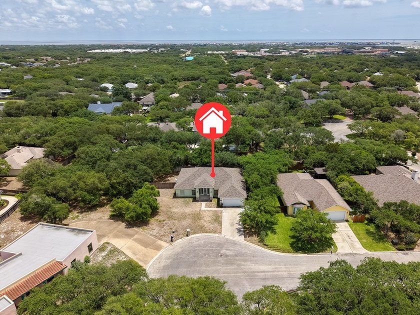 This lovely 2051 sq. ft. stucco home sits on a large lot in the - photo 38