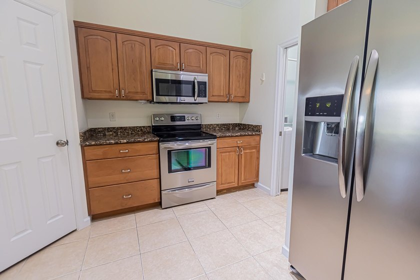 Move-in ready 2023 roof, 4/2/2 home, great location! Designed - photo 9