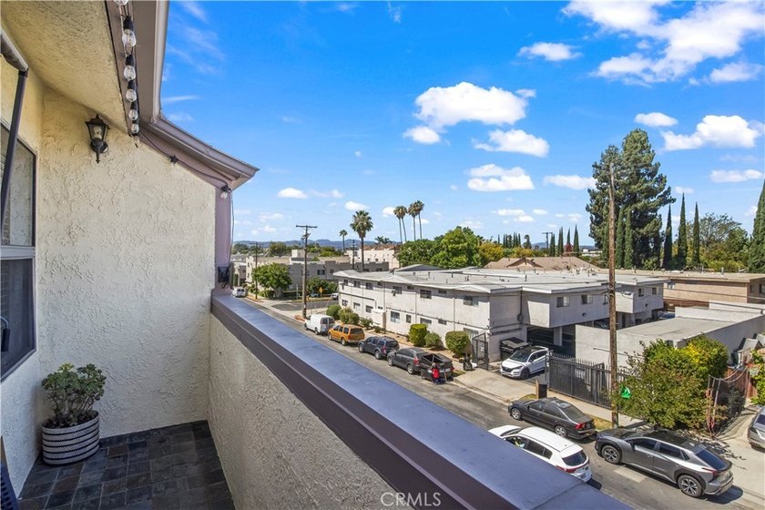 REMODELED TOP-LEVEL CORNER END UNIT WITH MOUNTAIN VIEWS FROM THE - photo 2