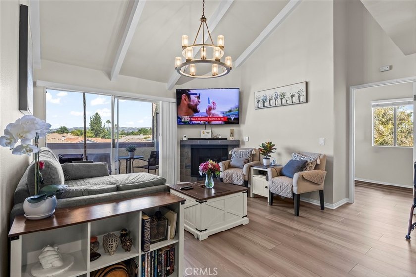 REMODELED TOP-LEVEL CORNER END UNIT WITH MOUNTAIN VIEWS FROM THE - photo 3
