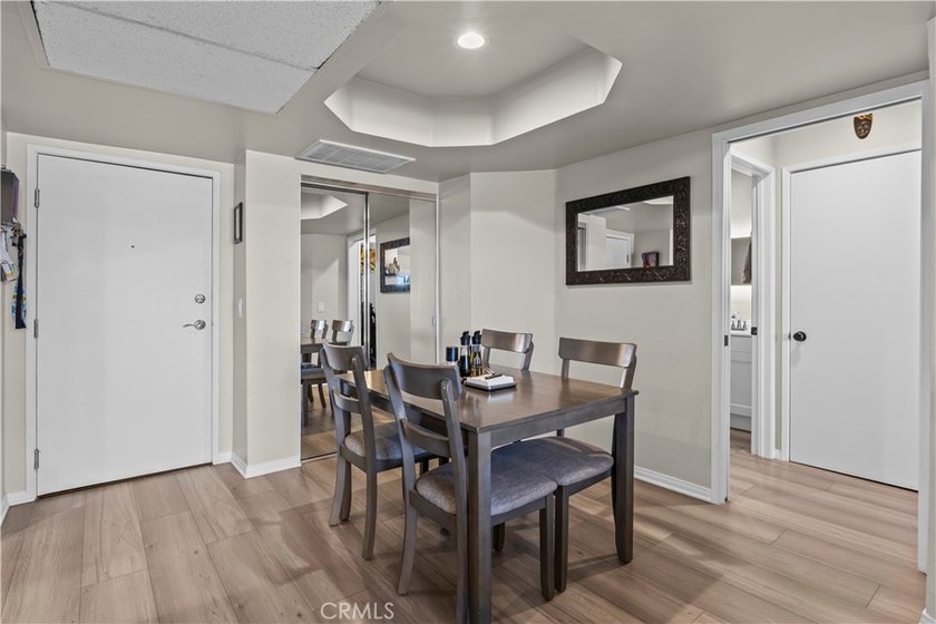 REMODELED TOP-LEVEL CORNER END UNIT WITH MOUNTAIN VIEWS FROM THE - photo 7