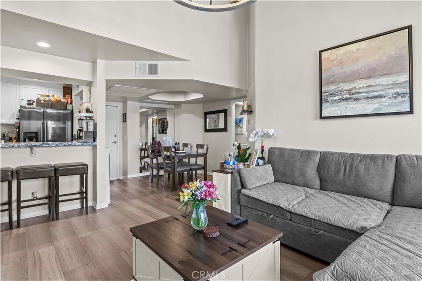 REMODELED TOP-LEVEL CORNER END UNIT WITH MOUNTAIN VIEWS FROM THE - photo 8