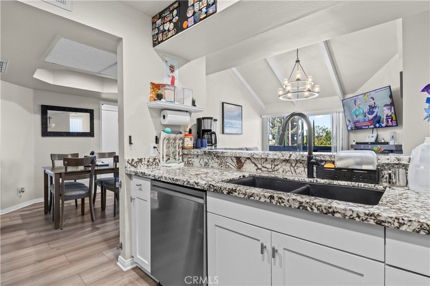REMODELED TOP-LEVEL CORNER END UNIT WITH MOUNTAIN VIEWS FROM THE - photo 9