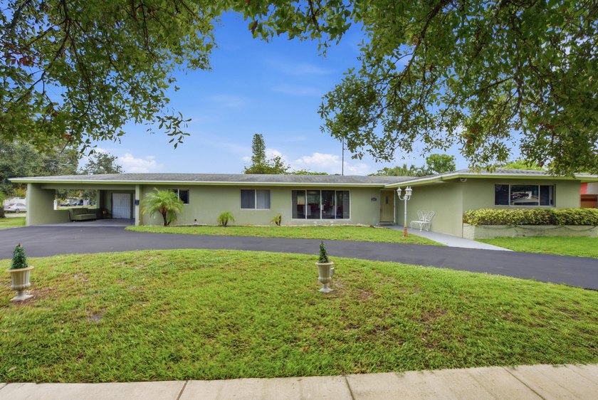 Welcome to this spacious 3-bedroom, 3-bathroom home located in - photo 2