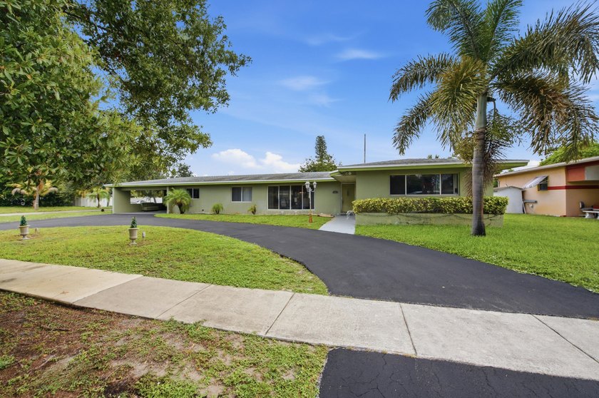Welcome to this spacious 3-bedroom, 3-bathroom home located in - photo 3