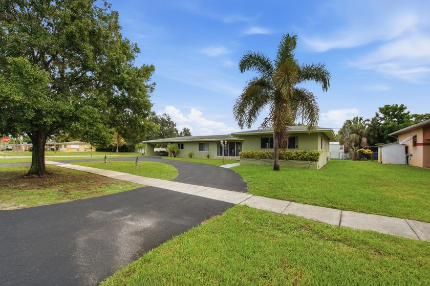 Welcome to this spacious 3-bedroom, 3-bathroom home located in - photo 5