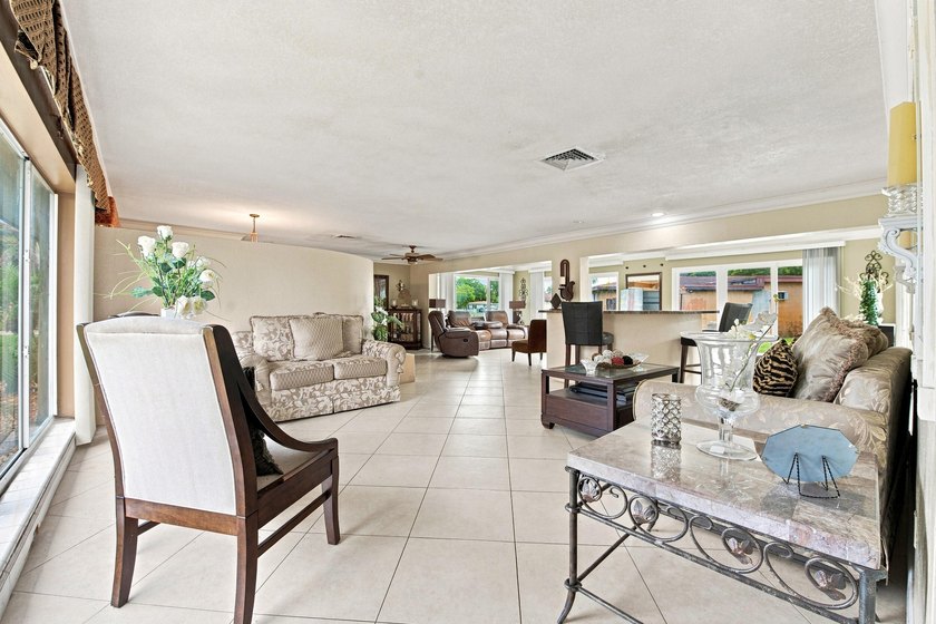 Welcome to this spacious 3-bedroom, 3-bathroom home located in - photo 6