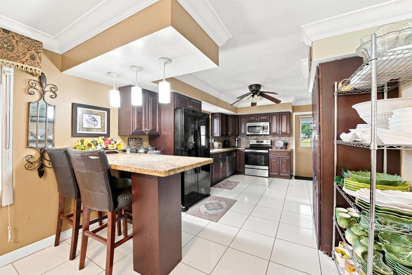 Welcome to this spacious 3-bedroom, 3-bathroom home located in - photo 7