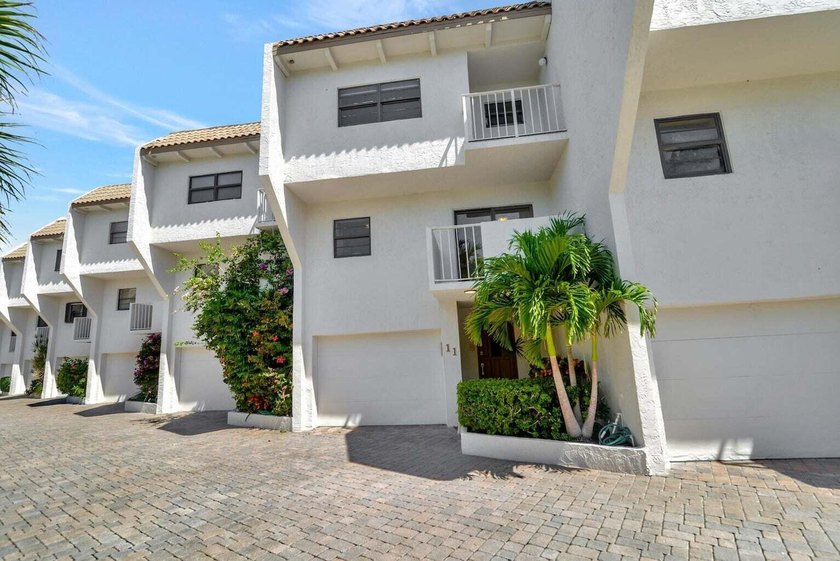 This Gorgeous Townhome is located between the ocean and - photo 4