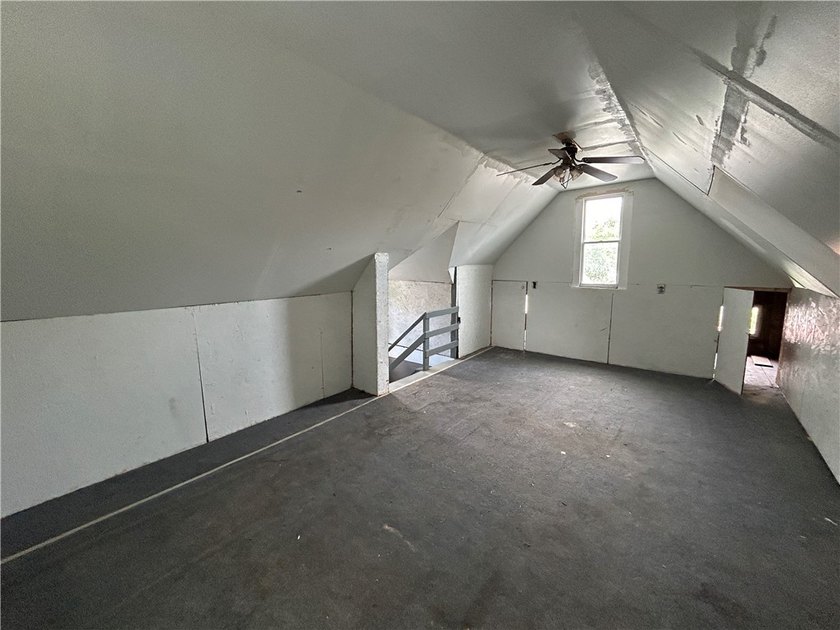 Spacious 4 bedroom Colonial! Currently rented at $1,512 per - photo 26