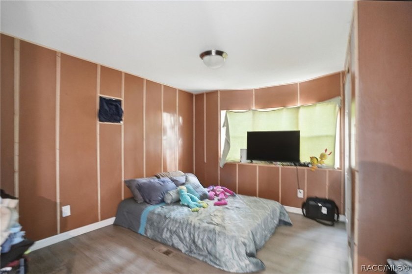 INCOME PRODUCING PROPERTY. TOTAL OF 5 SEPERATE HOUSES!!! House 2 - photo 7