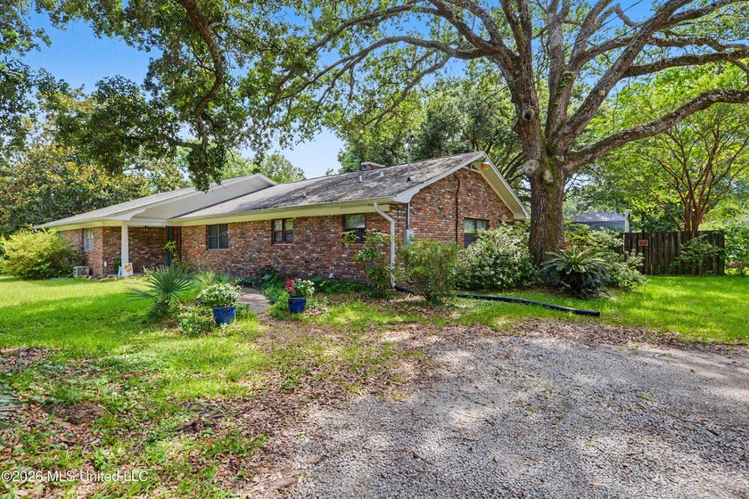 This large 1 level home has endless possibilities. 2 huge living - photo 2