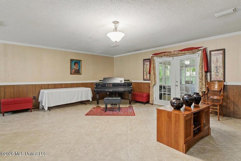 This large 1 level home has endless possibilities. 2 huge living - photo 4