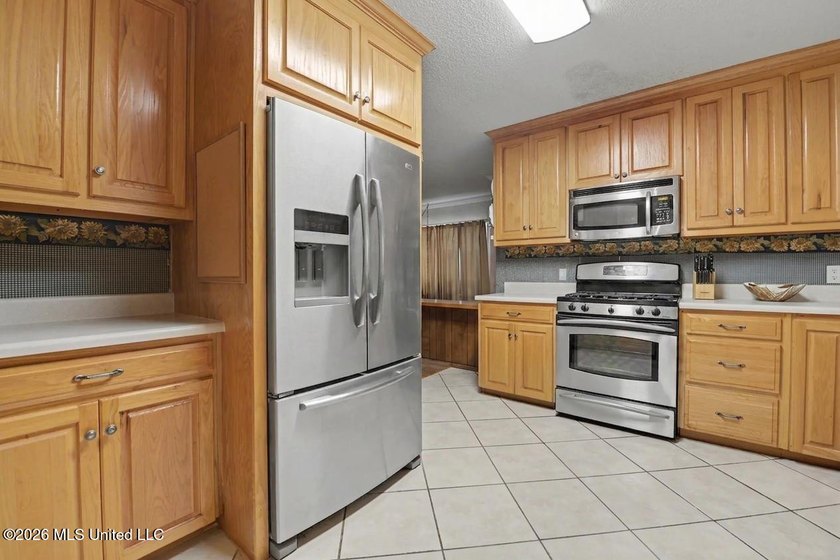 This large 1 level home has endless possibilities. 2 huge living - photo 9