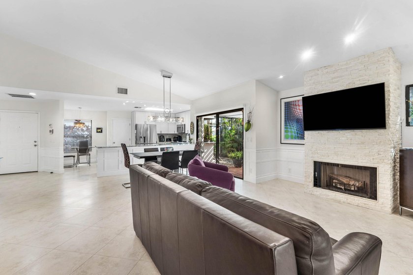Experience the very best of waterfront living in this - photo 9