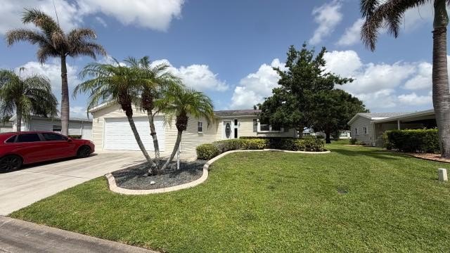 Welcome to the Savanna Club in Port St. Lucie. This unique - photo 2