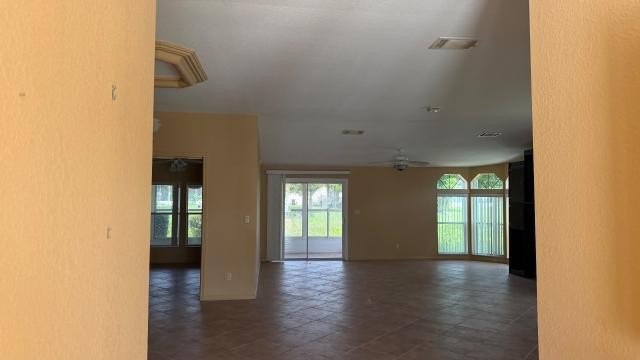 Welcome to the Savanna Club in Port St. Lucie. This unique - photo 4