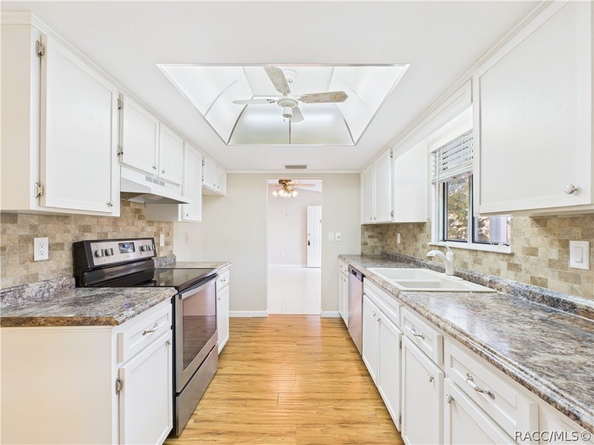 This charming 2-bedroom, 2-bath, 1-car garage home in Palm Cay - photo 6