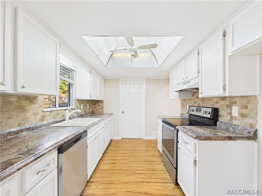 This charming 2-bedroom, 2-bath, 1-car garage home in Palm Cay - photo 8