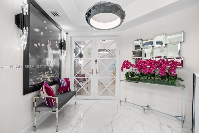A beautifully renovated residence at the prestigious Turnberry - photo 2