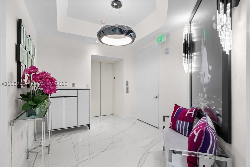 A beautifully renovated residence at the prestigious Turnberry - photo 3