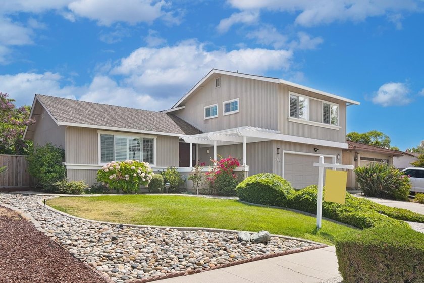 Welcome to 1284 Montmorency Drive, a stunning Cambrian gem - photo 2